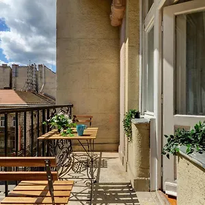 https://apt-akacfa-7-city-center-beautiful.inbudapesthotels.com